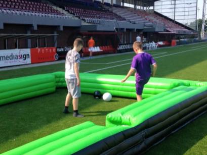 De jongens van FC Emmen spelen een potje biljart voetbal